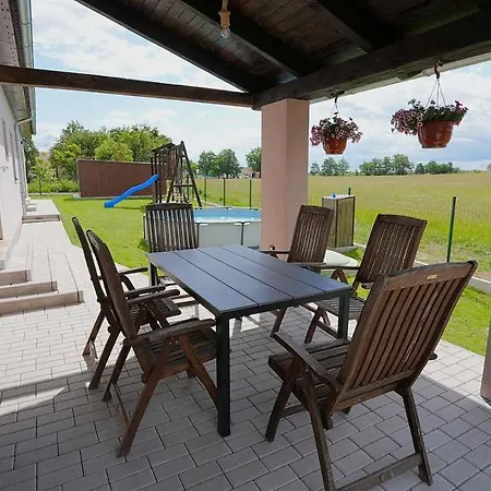 V Uličce Apartamento Razice